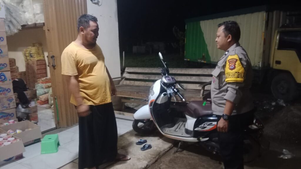 Bhabinkamtibmas Polsek Cadasari Mempererat Hubungan dengan Masyarakat Kelurahan Cigadung 8 WhatsApp Image 2024 04 21 at 07.49.50