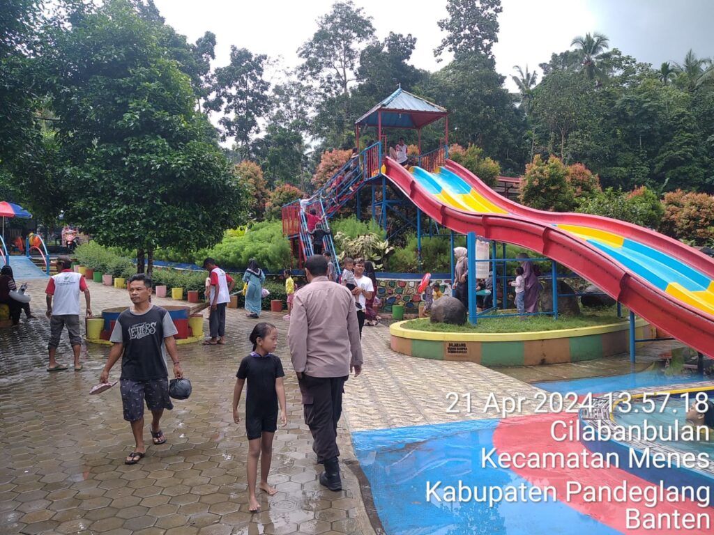 Polsek Menes Polres Pandeglang Berikan Pengamanan dan Himbauan di Obyek Wisata Kolam Renang dan Tempat Bermain Anak 10 WhatsApp Image 2024 04 21 at 15.55.57