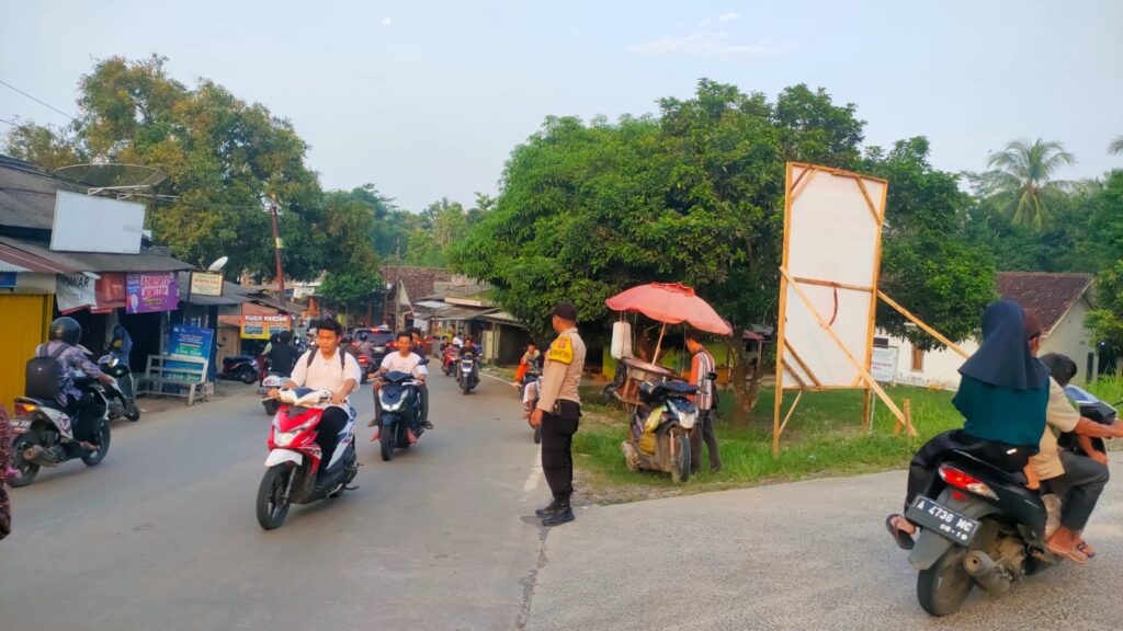 Personil Polsek Munjul Lakukan Pengaturan Lalu Lintas untuk Cegah Kemacetan dan Kecelakaan 6 WhatsApp Image 2024 04 21 at 20.45.57
