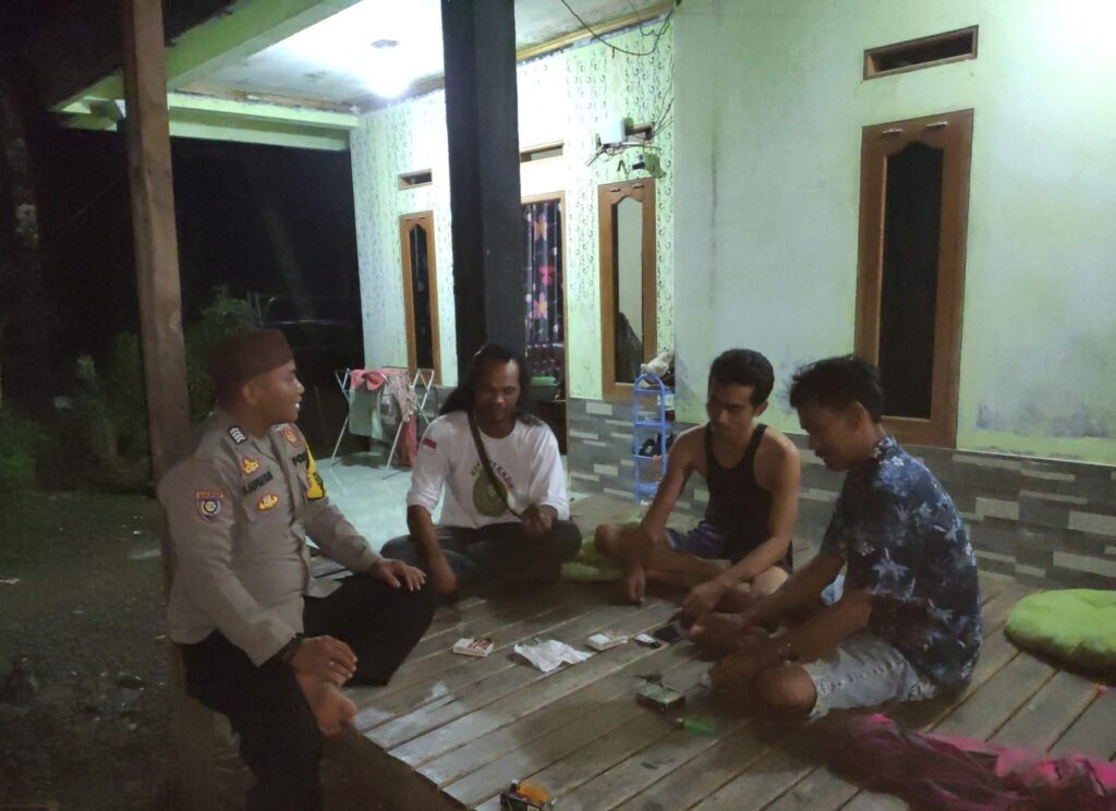 Polsek Munjul Polres Pandeglang Gelar Patroli Dialogis untuk Menjaga Kamtibmas di Wilayah Hukum 7 WhatsApp Image 2024 04 21 at 20.50.07