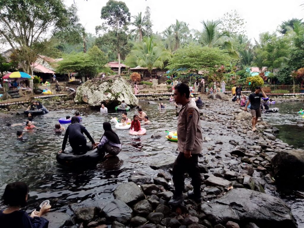Anggota Polsek Pulosari Giat Sambang KRYD untuk Mencegah Gangguan Kamtibmas 8 WhatsApp Image 2024 04 21 at 21.50.03