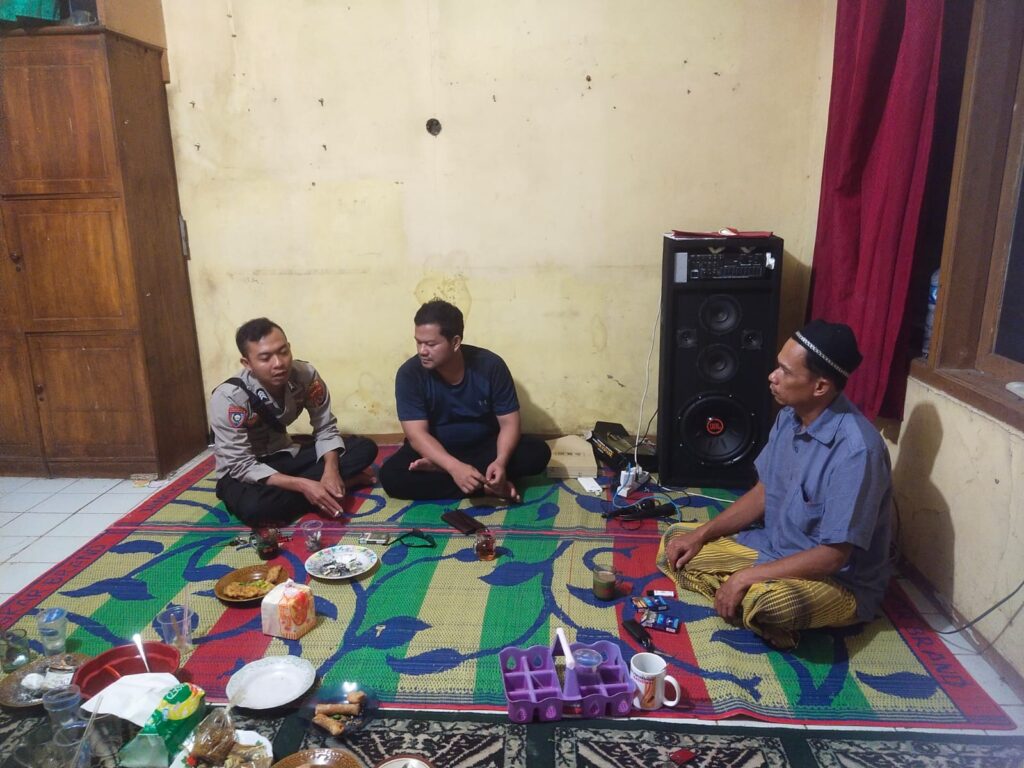 Bhabinkamtibmas Polsek Panimbang Terus Lakukan Sambang ke Warga di Desa Panimbangjaya 9 WhatsApp Image 2024 04 22 at 00.02.31