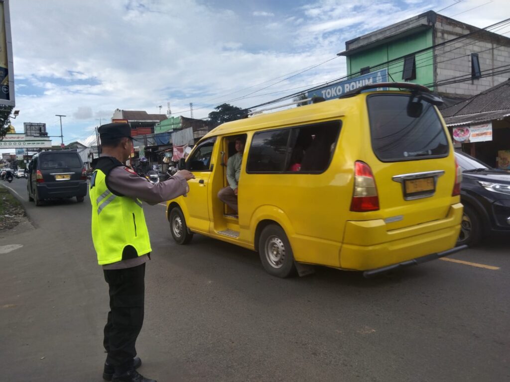 Polsek Cadasari Berikan Pengaturan Lalu Lintas untuk Kelancaran dan Keselamatan Pengguna Jalan 2 WhatsApp Image 2024 04 22 at 07.52.56