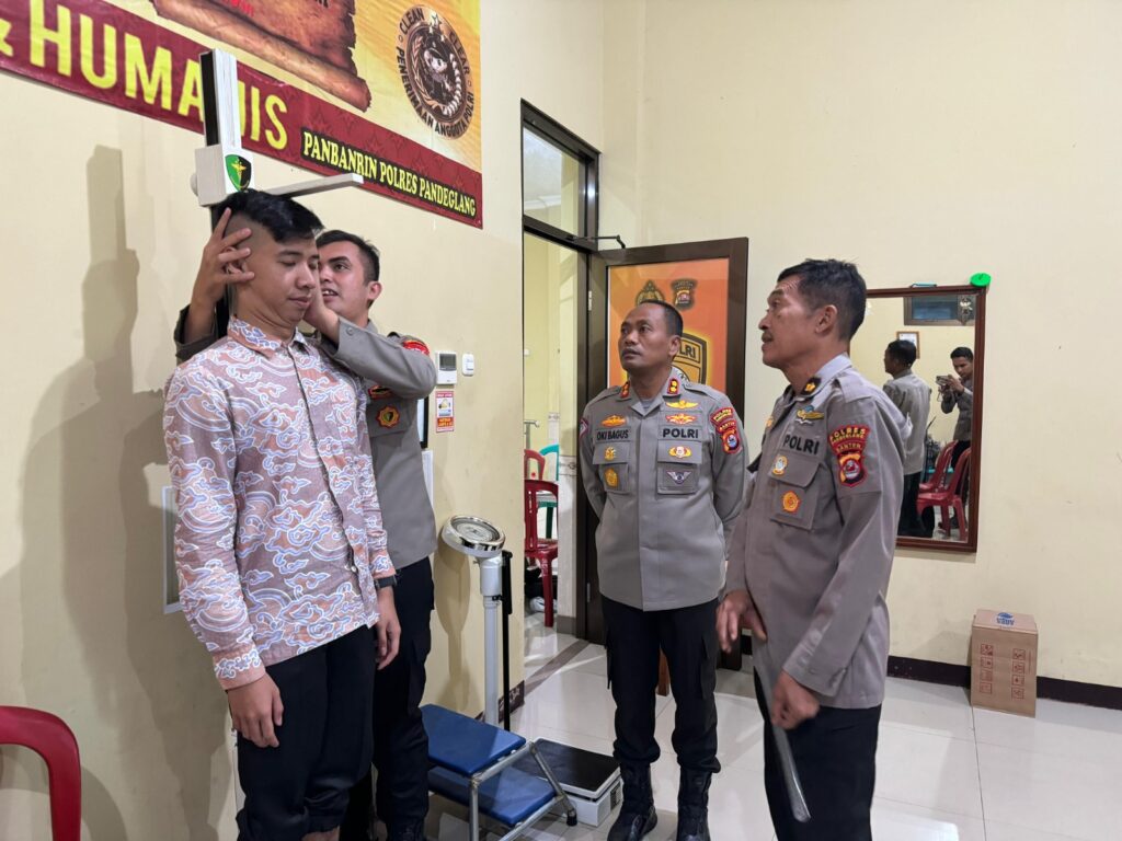 Kapolres Pandeglang dan Kabag SDM Pantau Proses Pendaftaran Bintara Polri di Polres Pandeglang 5 WhatsApp Image 2024 04 22 at 10.16.11