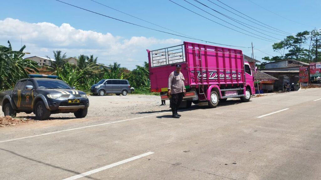 Polsek Bojong Polres Pandeglang: Berikan Pelayanan Strong Point untuk Kelancaran Lalulintas 2 WhatsApp Image 2024 04 22 at 12.29.40