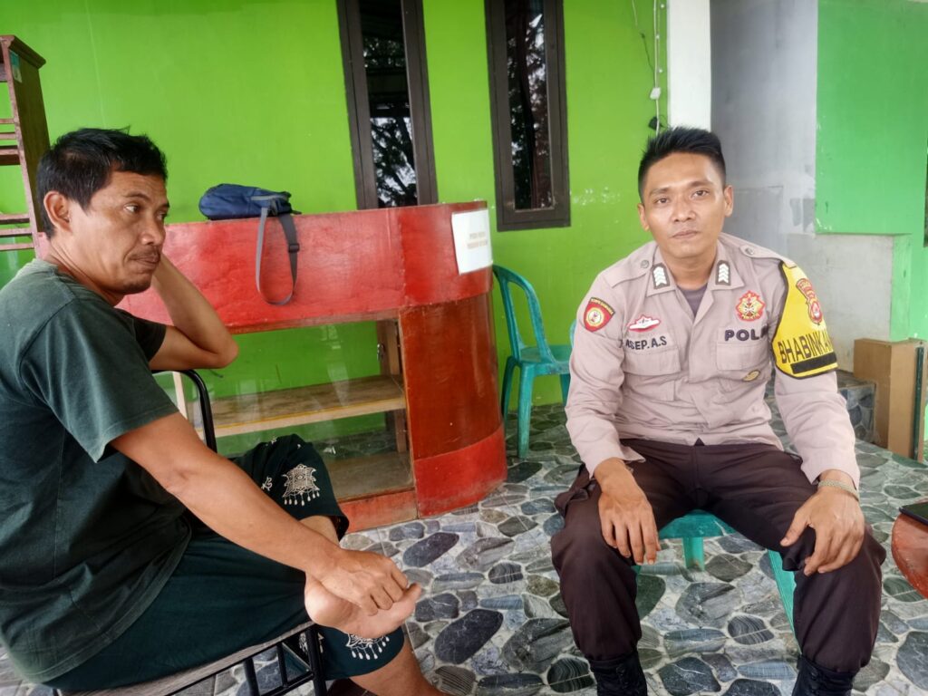 Bhabinkamtibmas Polsek Cadasari Terus Pererat Hubungan dengan Masyarakat Melalui Kunjungan Rutin 9 WhatsApp Image 2024 04 25 at 14.18.53