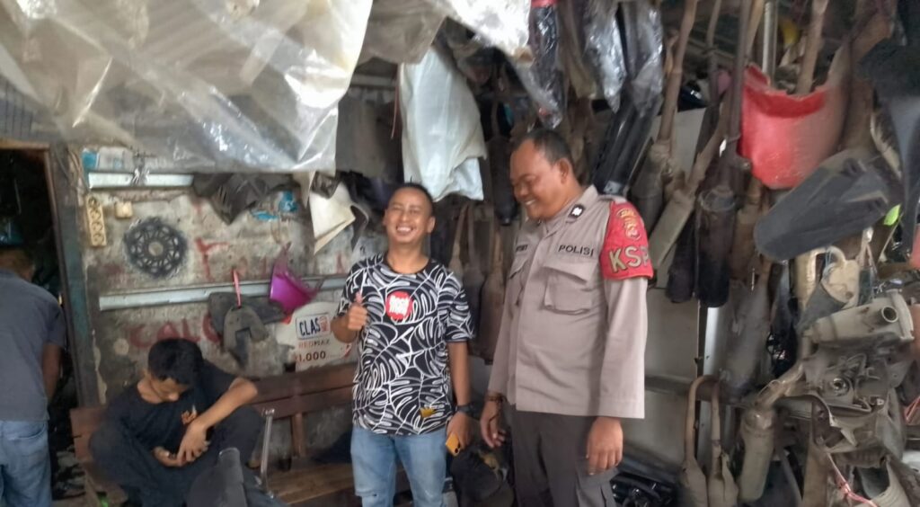 Polsek Menes Polres Pandeglang Giatkan Patroli Kamtibmas dan Sambangi Bengkel Sepeda Motor Bekas 10 WhatsApp Image 2024 04 25 at 16.37.51