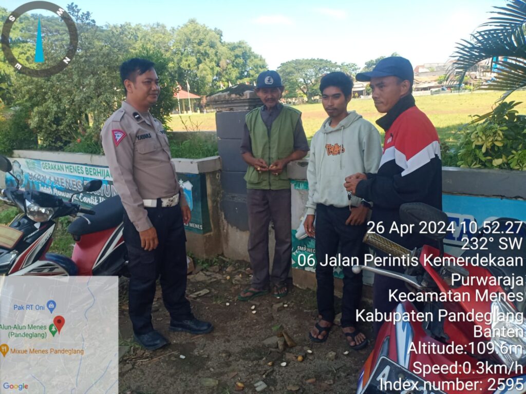 Aipda Yayan dari Polsek Menes Polres Pandeglang Berikan Penyuluhan Lalulintas di Pangkalan Ojeg Alun-Alun Menes 10 WhatsApp Image 2024 04 26 at 13.28.54