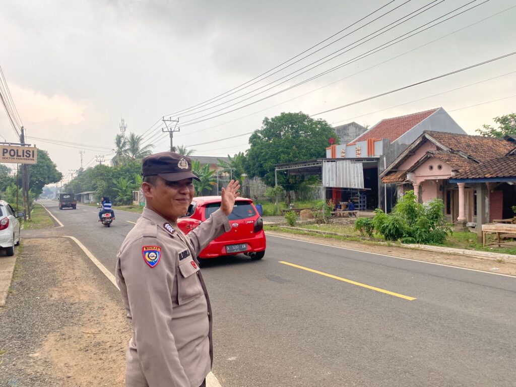 Polsek Panimbang Berikan Rasa Aman dan Kelancaran Berlalulintas bagi Pengguna Jalan Raya dengan Giat Pengaturan Lalu Lintas 4 WhatsApp Image 2024 04 26 at 19.48.41
