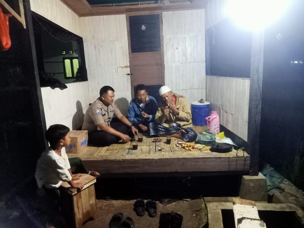 Bhabinkamtibmas Polsek Cadasari Lakukan Kunjungan ke Kelompok Ronda Malam untuk Tingkatkan Keamanan Lingkungan 7 WhatsApp Image 2024 04 26 at 21.02.04