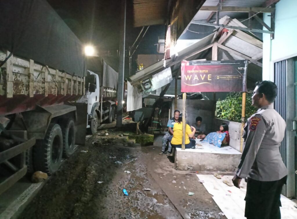 Polsek Bojong Polres Pandeglang Gelar Patroli Dialogis Malam Hari untuk Antisipasi Kriminalitas 5 WhatsApp Image 2024 04 27 at 08.53.17