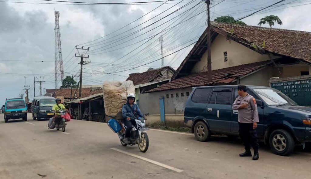 Polsek Bojong Polres Pandeglang Lakukan Pengaturan Arus Lalulintas di Jalur Pasar Bojong 6 WhatsApp Image 2024 04 27 at 08.53.30