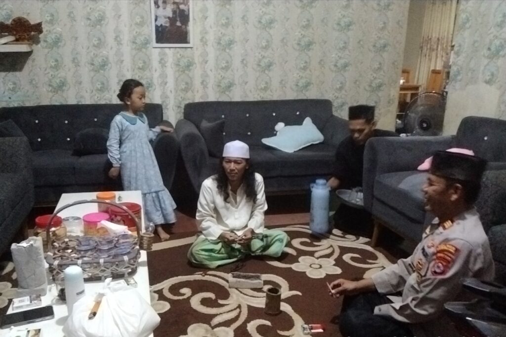 Kapolsek Menes Polres Pandeglang Sambangi Tokoh Agama untuk Membangun Sinergi Kepolisian dan Masyarakat 2 WhatsApp Image 2024 04 27 at 15.14.16