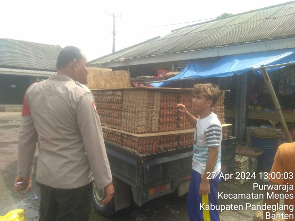 Antisipasi Copet dan Pungli, Polsek Menes Tingkatkan Patroli di Pasar Tradisional 3 WhatsApp Image 2024 04 27 at 15.15.43