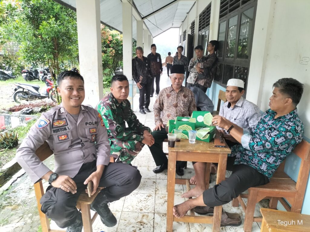 Bhabinkamtibmas Polsek Angsana Polres Pandeglang Sambangi Guru SMK Nur Insani Angsana dan Berikan Pesan Kamtibmas 4 WhatsApp Image 2024 04 27 at 20.19.35