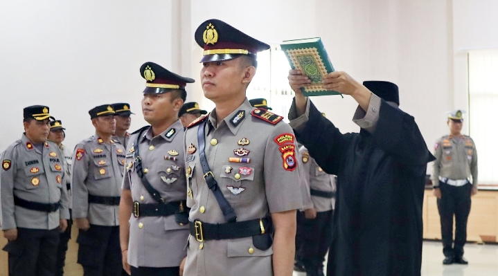 Kapolres Pandeglang Pimpin Upacara Serah Terima Jabatan Kasat Lantas Polres Pandeglang 10 IMG 20240503 092502