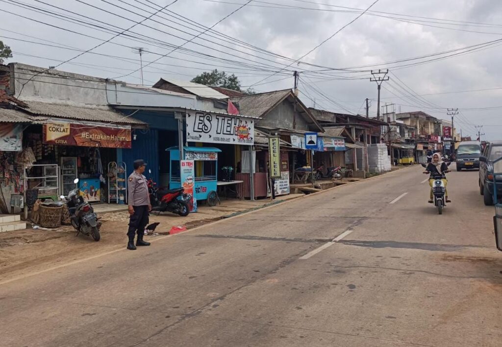 Polsek Bojong Polres Pandeglang Mengatur Lalulintas di Jalan Raya Saketi-Malimping untuk Cegah Kemacetan 7 WhatsApp Image 2024 05 03 at 08.50.30