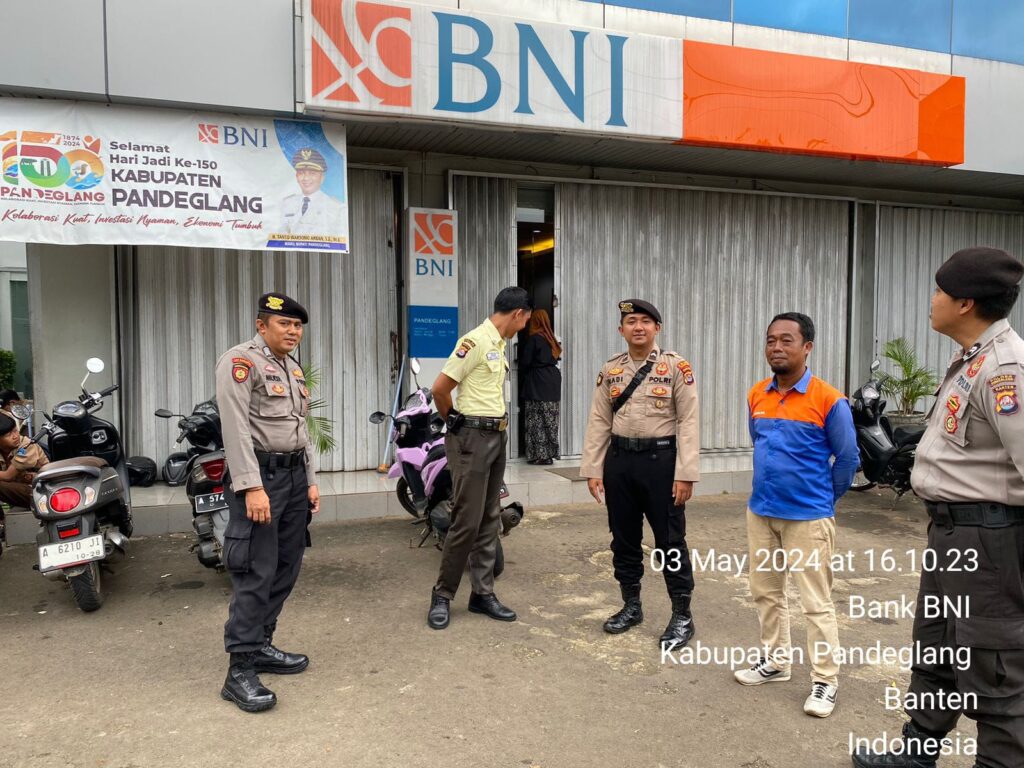 Sat Samapta Polres Pandeglang Lakukan Kunjungan ke Obyek Vital Perbankan untuk Pastikan Keamanan Nasabah 3 WhatsApp Image 2024 05 03 at 20.18.03