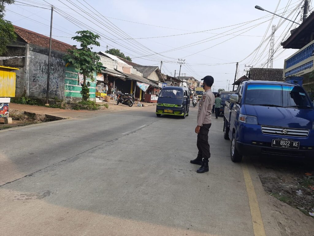 Polsek Bojong Polres Pandeglang Sediakan Pelayanan Pengaturan Lalulintas sebagai Bukti Pengabdian Polri kepada Masyarakat 8 WhatsApp Image 2024 05 04 at 09.59.06