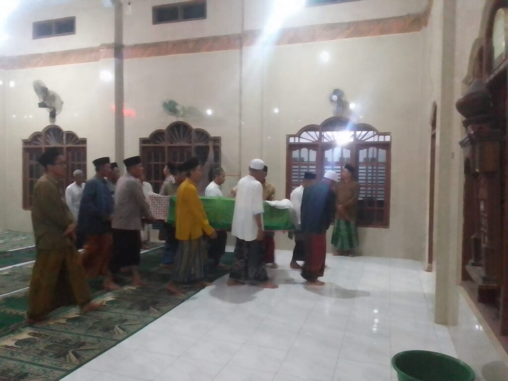 Kapolsek Menes Polres Pandeglang Memberikan Ta'ziah atas Meninggalnya Warga Kampung Pasir Sepat Desa Purwaraja 5 WhatsApp Image 2024 05 04 at 10.38.21