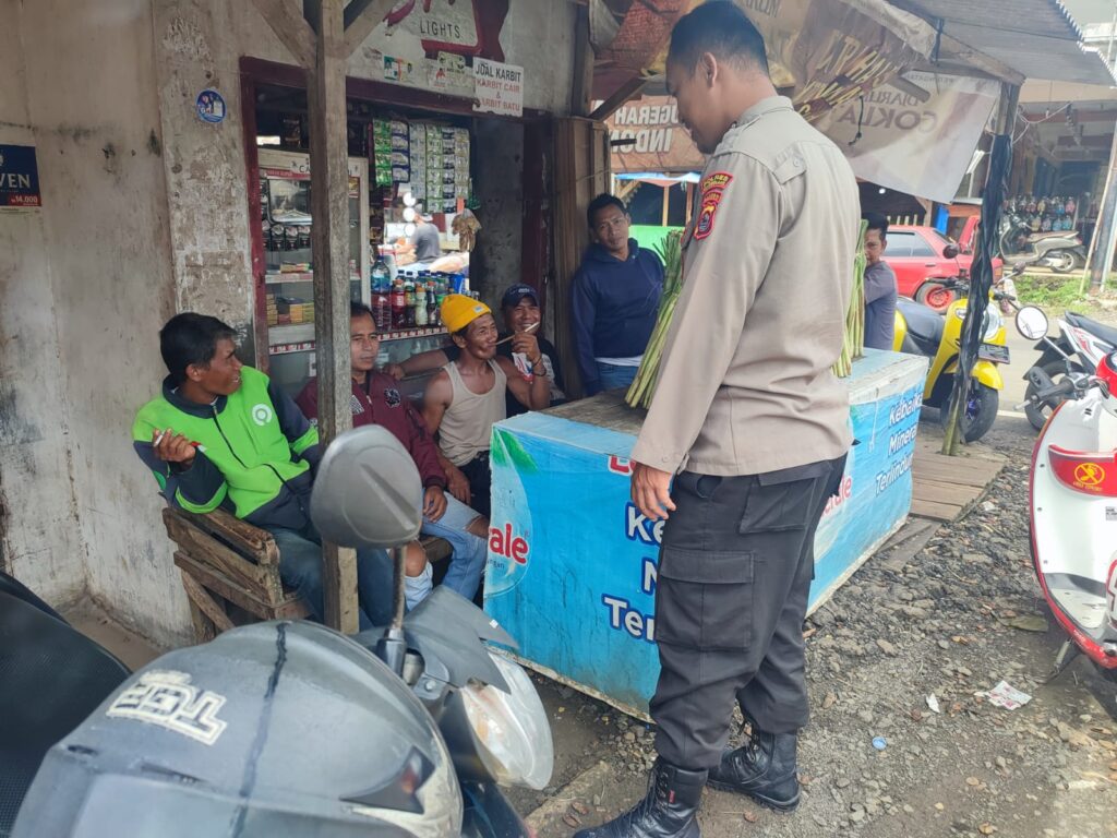 Polsek Cibaliung, Polres Pandeglang: Melaksanakan Door to Door Sistem untuk Menjalin Keakraban dan Menyerap Informasi Masyarakat 4 WhatsApp Image 2024 05 04 at 10.43.02