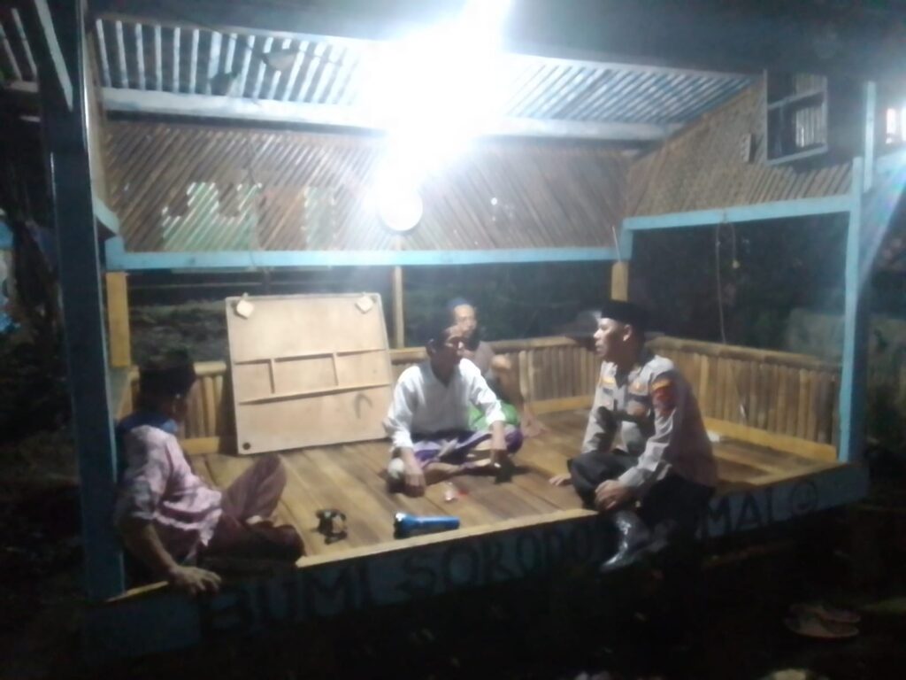 Kapolsek Menes Polres Pandeglang Sambangi Pos Kamling dan Berikan Pembinaan kepada Warga 3 WhatsApp Image 2024 05 04 at 11.08.07