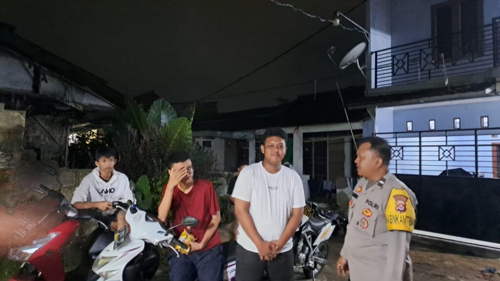 Bhabinkamtibmas Polsek Cadasari Kunjungi Kelurahan Cigadung untuk Mempererat Hubungan dengan Masyarakat 2 WhatsApp Image 2024 05 04 at 11.53.14
