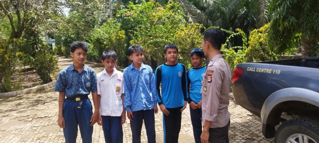 Polsek Bojong Polres Pandeglang Berikan Edukasi Kamtibmas kepada Siswa Sekolah selama Patroli 9 WhatsApp Image 2024 05 04 at 13.34.04