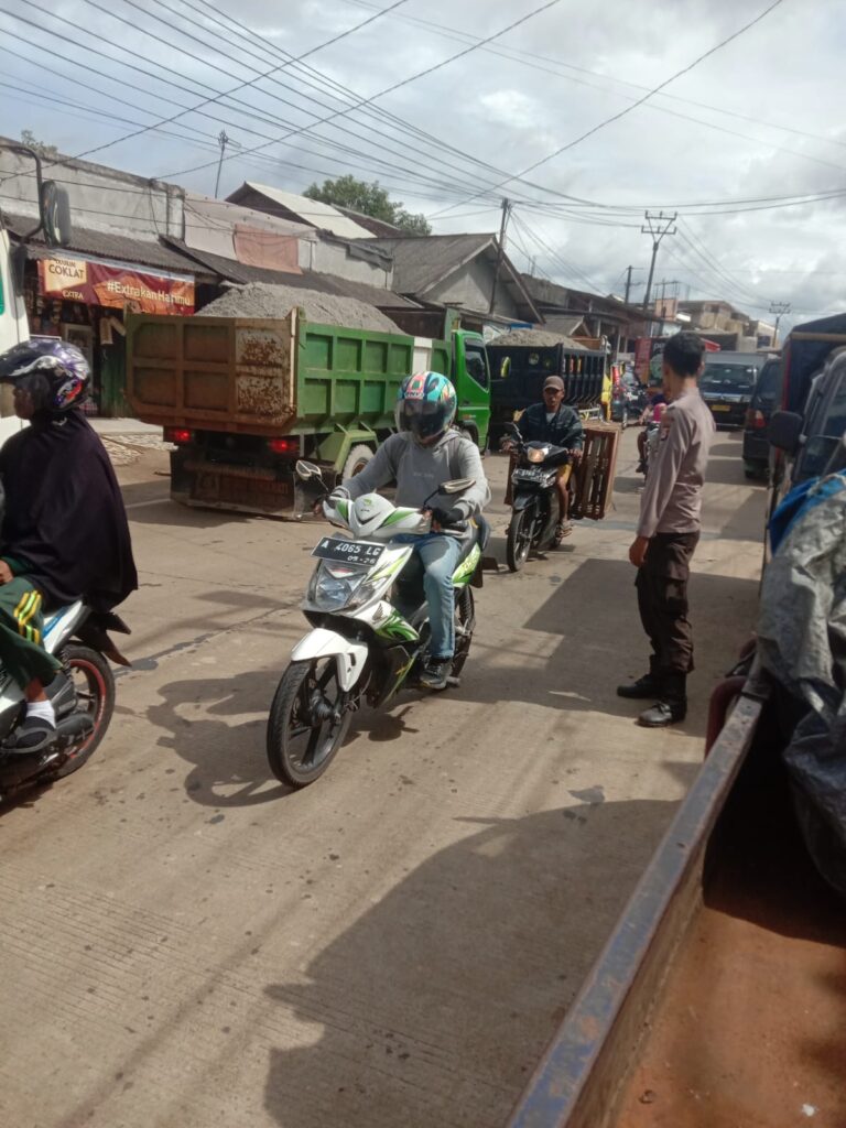 Polsek Bojong Lakukan Pengaturan Lalu Lintas Demi Kelancaran dan Keselamatan Pengguna Jalan 7 WhatsApp Image 2024 05 07 at 08.27.41