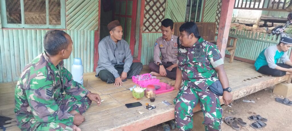 Polsek Bojong dan Koramil Bojong Gelar Patroli Bersama untuk Menciptakan Harkamtibmas yang Kondusif 9 WhatsApp Image 2024 05 07 at 13.33.49