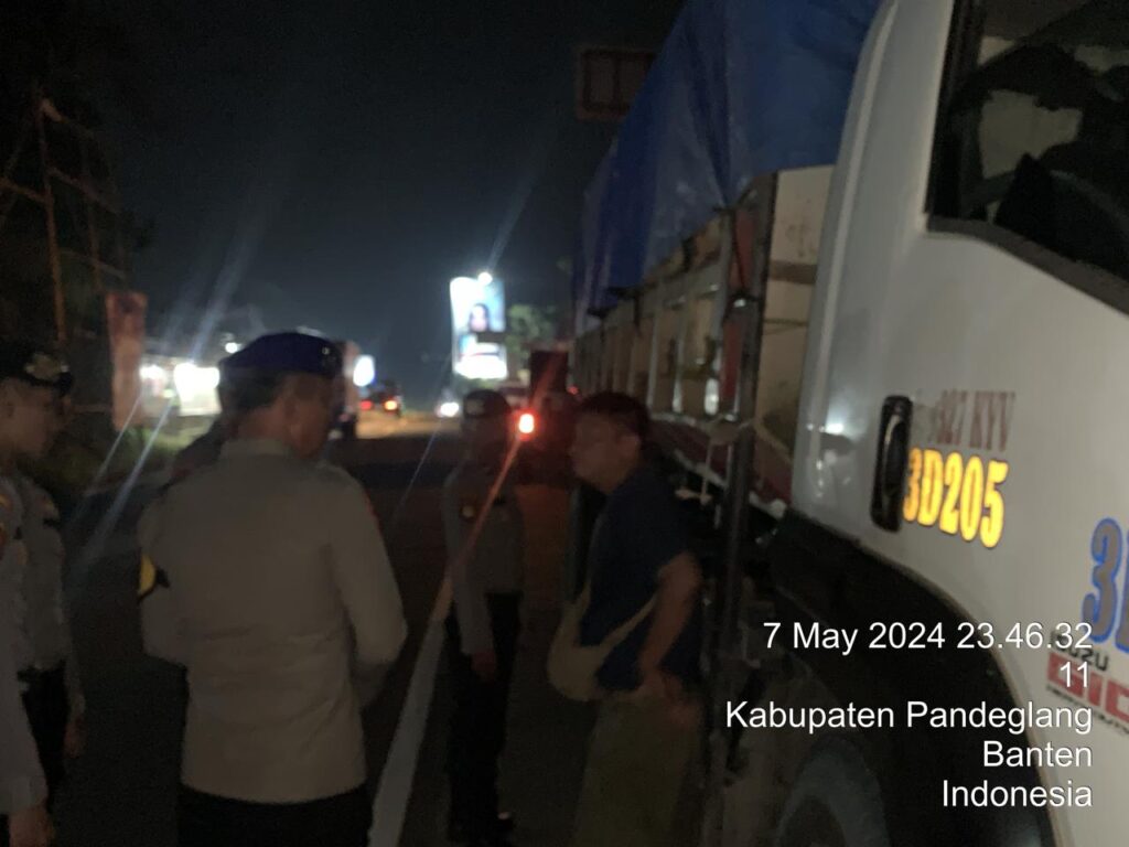 Penertiban Angkutan Barang Berlebihan oleh Sat Samapta Polres Pandeglang 5 WhatsApp Image 2024 05 08 at 05.59.40