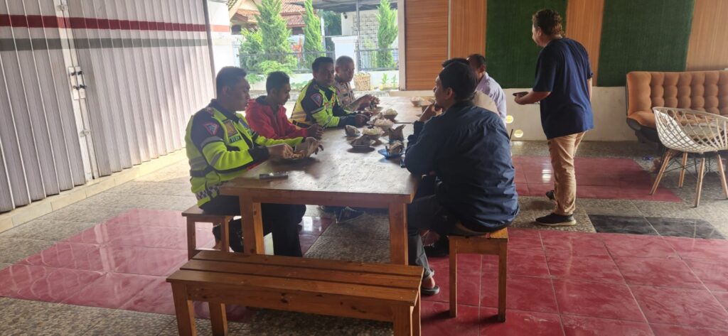 Kasat Lantas Polres Pandeglang Sambangi PWI Pandeglang, Minta Edukasi Tertib Berlalu Lintas Bagi Masyarakat 1 WhatsApp Image 2024 05 08 at 09.37.46