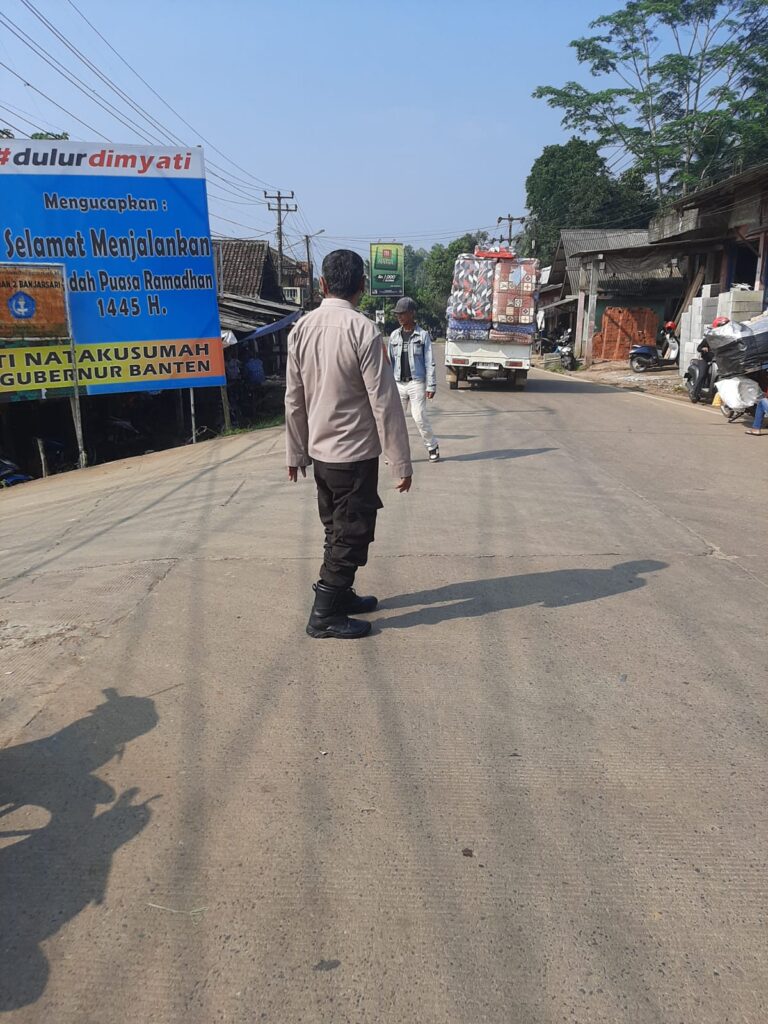Polsek Bojong Polres Pandeglang Mengatur Lalu Lintas di Jalan Raya Saketi - Malingping 3 WhatsApp Image 2024 05 08 at 09.52.35