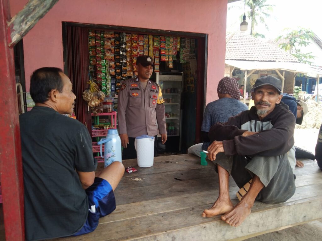 Bhabinkamtibmas Polsek Cimanggu Melaksanakan Sambang Silaturahmi ke Desa Binaan 3 WhatsApp Image 2024 05 10 at 01.45.53