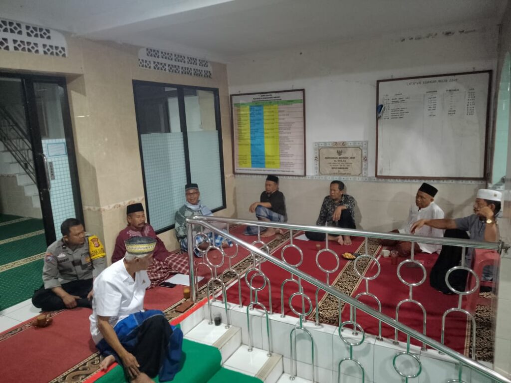 Bhabinkamtibmas Polsek Cadasari Memperkuat Hubungan dengan Masyarakat Kelurahan Cigadung 5 WhatsApp Image 2024 05 10 at 08.41.59