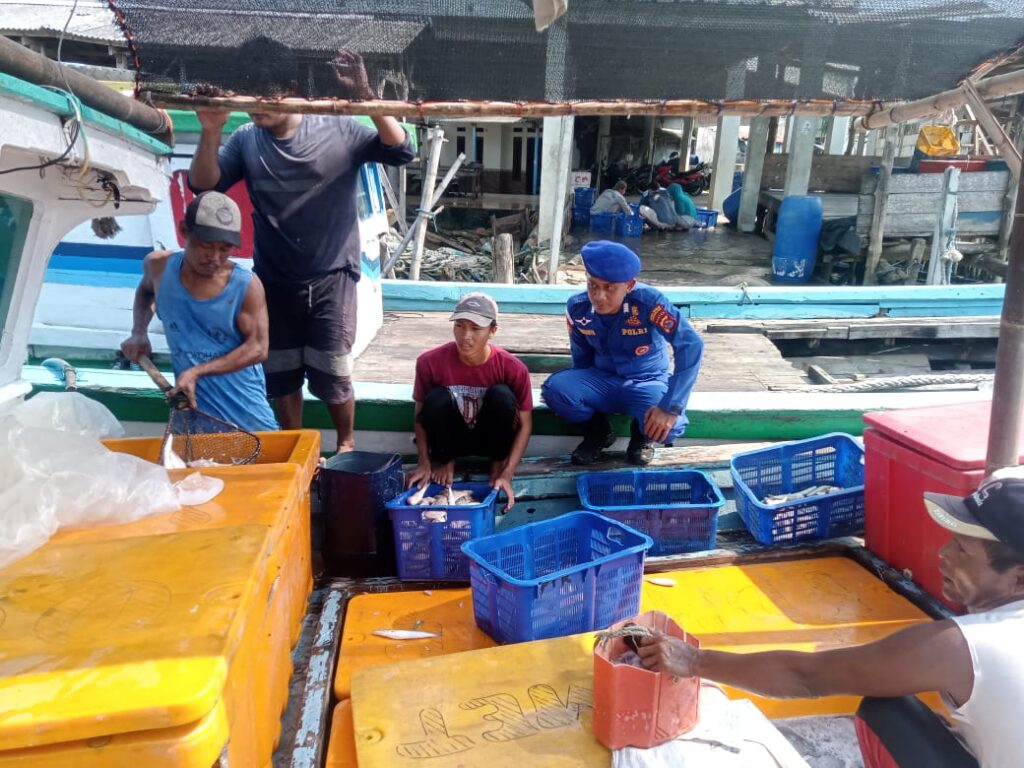 Satpolair Polres Pandeglang Sambangi Nelayan Panen Ikan 2 WhatsApp Image 2024 05 10 at 10.21.09