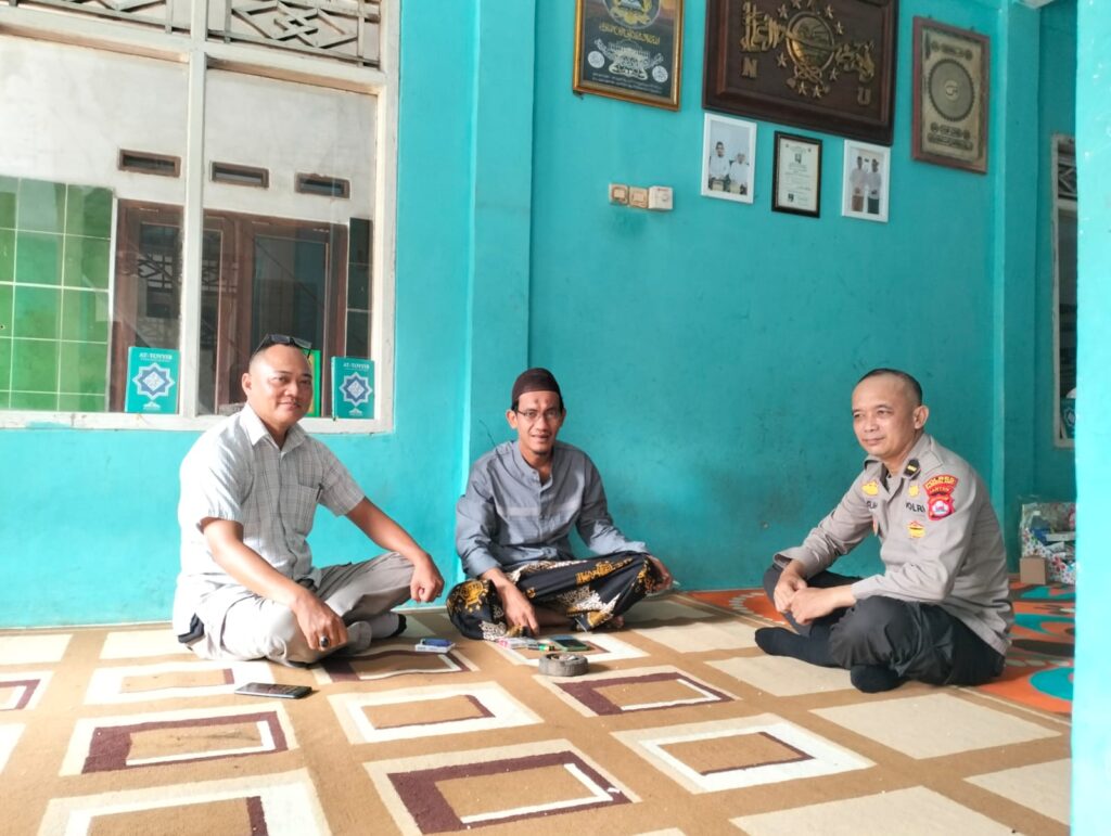 Polsek Menes Polres Pandeglang Sambangi Warga untuk Membangun Keamanan Bersama 8 WhatsApp Image 2024 05 10 at 13.24.00