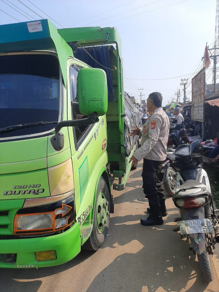 Polsek Bojong Polres Pandeglang Maksimalkan Gatur Lalin di Jalan Raya Saketi-Malimping 7 WhatsApp Image 2024 05 13 at 11.23.29