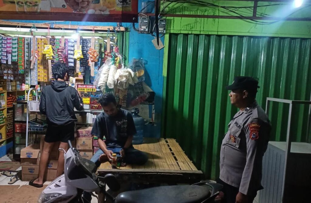 Polsek Bojong Polres Pandeglang Tingkatkan Patroli Malam untuk Cegah Kejahatan dan Gangguan Kamtibmas 6 WhatsApp Image 2024 05 13 at 11.23.55