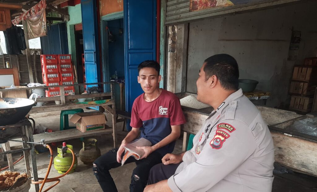 Bhabinkamtibmas Polsek Bojong Sambangi Warga untuk Mewujudkan Situasi Kondusif 8 WhatsApp Image 2024 05 13 at 12.44.44
