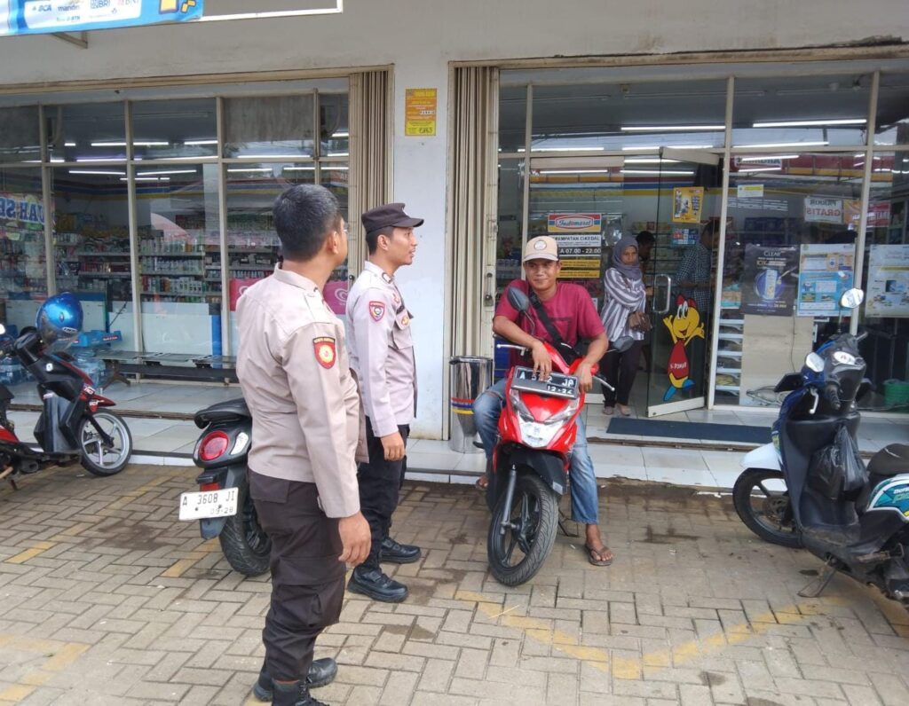 Polsek Cikedal Ciptakan Situasi Kamtibmas yang Aman dan Kondusif melalui Door to Door System (DDS) 2 WhatsApp Image 2024 05 13 at 13.36.34