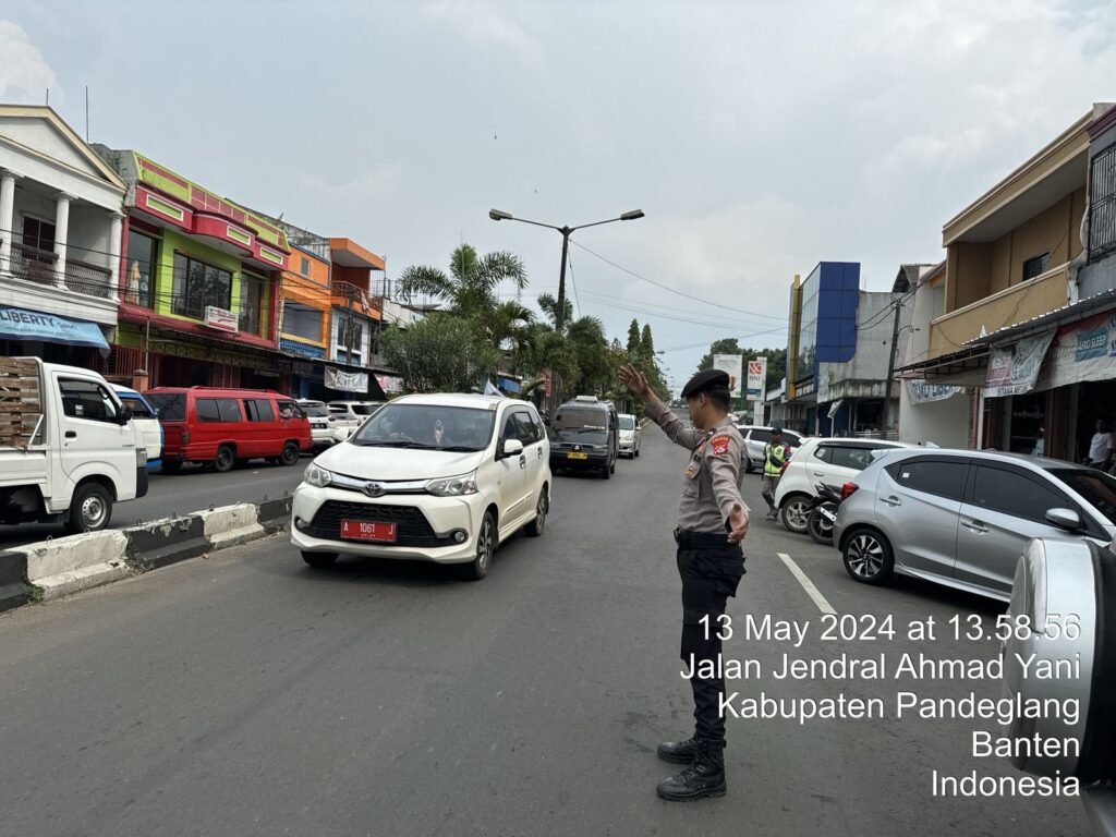 Sat Samapta Polres Pandeglang Menggelar Pengaturan Lalulintas di Pasar Badak 5 WhatsApp Image 2024 05 13 at 17.51.01