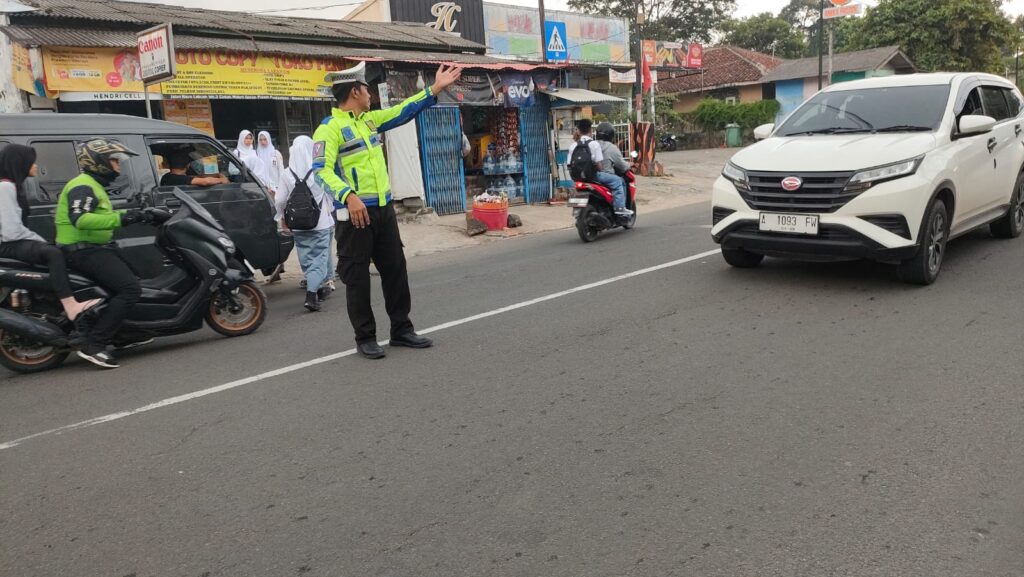 Anggota Polsek Cibaliung Polres Pandeglang Melaksanakan Door to Door Sambang ke Warga 3 WhatsApp Image 2024 05 13 at 18.13.01