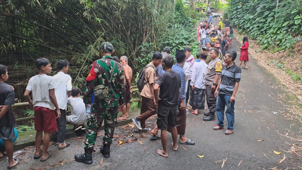Bhabinkamtibmas Polsek Cadasari Bantu Evakuasi Dramatis Kendaraan Pickup yang Masuk Sungai di Kp. Cigadung 7 WhatsApp Image 2024 05 14 at 17.25.49