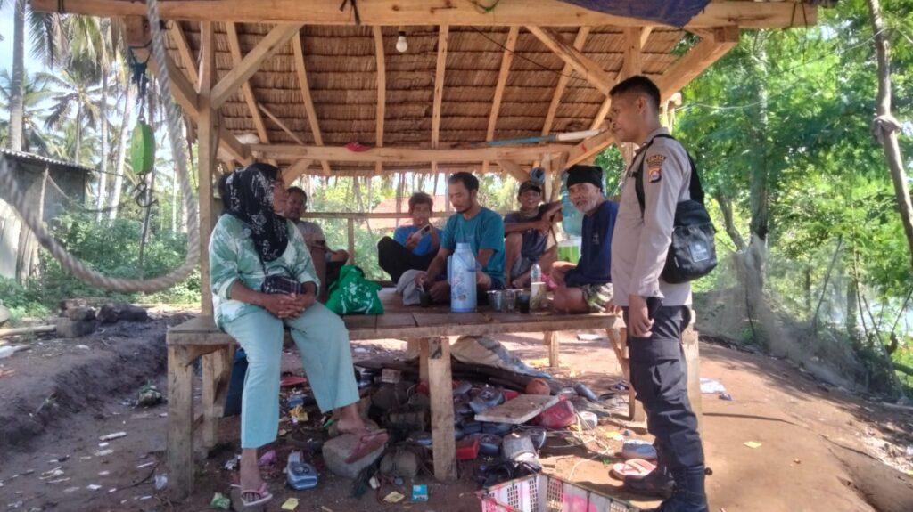 Polsek Cikeusik Rutin Patroli Siang untuk Cegah Gangguan Kamtibmas 8 WhatsApp Image 2024 05 14 at 18.12.37