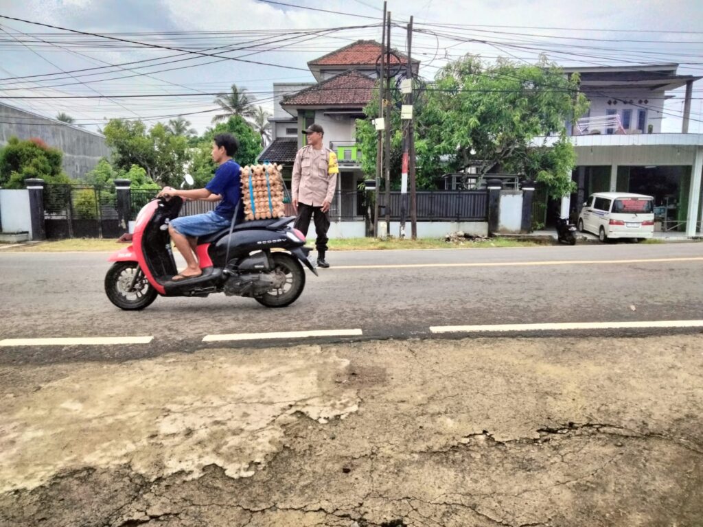 Polsek Cikeusik Laksanakan Gatur Lalu Lintas untuk Wujudkan Kamtibcar Lantas yang Aman dan Kondusif 9 WhatsApp Image 2024 05 14 at 18.14.06