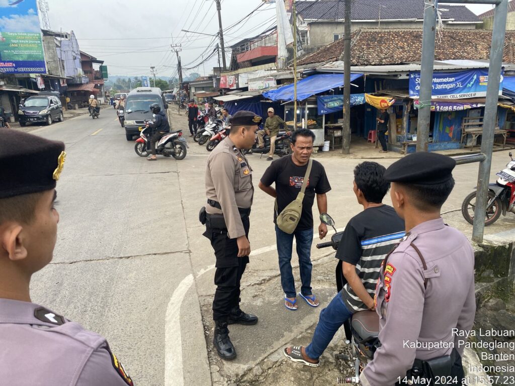 Sat Samapta Polres Pandeglang Sambangi Tukang Ojek Pengkolan di Pasar Cimanuk dan Berikan Edukasi Lalu Lintas 4 WhatsApp Image 2024 05 14 at 19.39.09