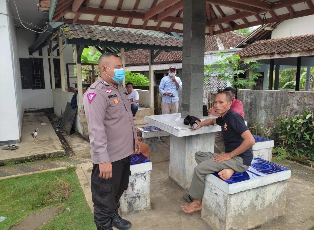 Polsek Cibaliung Polres Pandeglang Laksanakan Sambang Warga untuk Jaga Kamtibmas 10 WhatsApp Image 2024 05 14 at 20.20.39