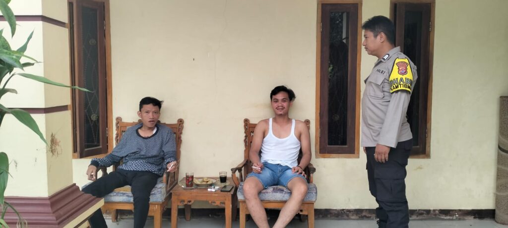 Bhabinkamtibmas Polsek Cadasari Jalin Kemitraan dengan Masyarakat Melalui Kunjungan Rutin 10 WhatsApp Image 2024 05 16 at 15.38.04