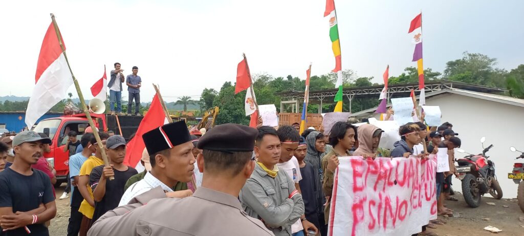 Polsek Bojong Polres Pandeglang Melaksanakan Pengamanan Kegiatan Aksi Unjuk Rasa oleh Serikat Rakyat Pandeglang (SRP) ke Kantor PT. Sino Road and Bridge 7 WhatsApp Image 2024 05 17 at 17.36.47